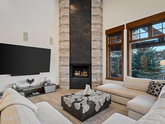 2nd image of 685 Hollyhock St