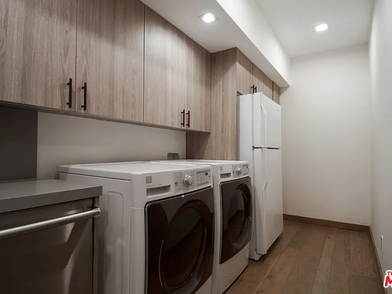 1121 N Beverly Dr — Photo 22