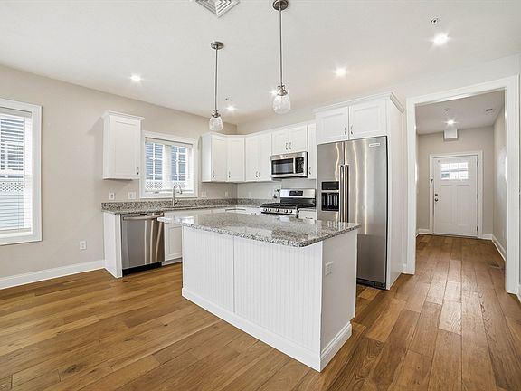 3rd image of 707 Southwood Ln #707