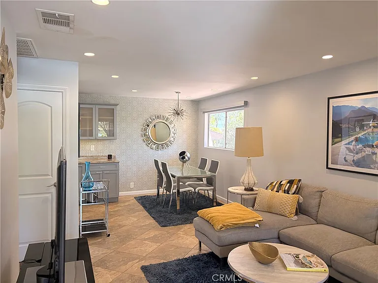 510 N Villa Ct — Photo 2