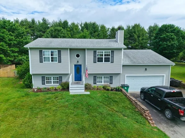 1460 W View Dr, Christiansburg, VA 24073