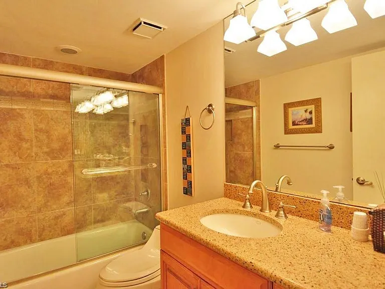 260 Seaview Ct #404 — Photo 4