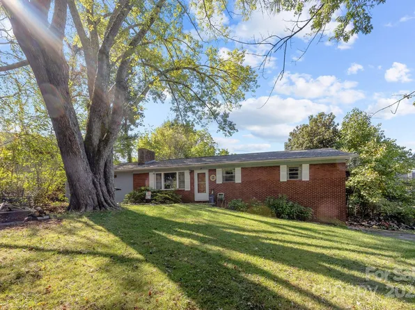 28 Pine Ln, Asheville, NC 28806