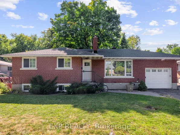 1240 Adirondack Dr #A, Ottawa, ON K2C 2V3