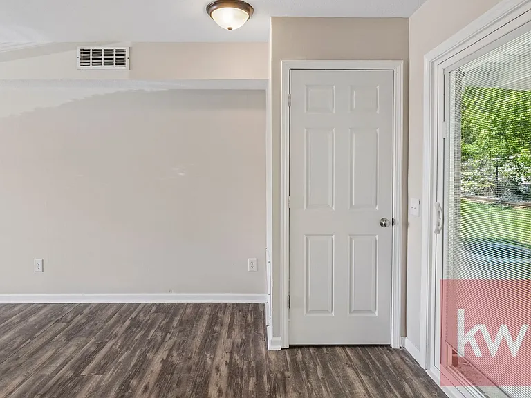 340 E Carters Valley Rd — Photo 10