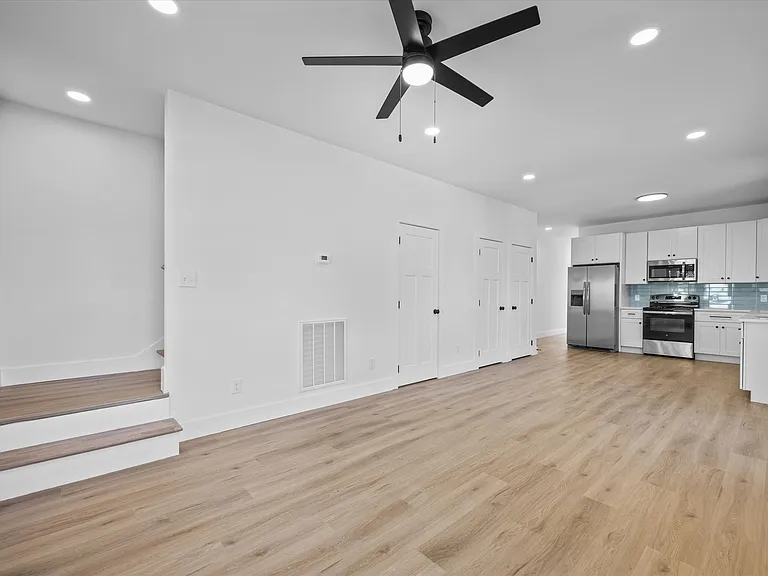 2414 E Glenwood Ave — Photo 3