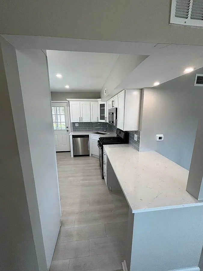 Building Photo - 641 W Park Ave #D