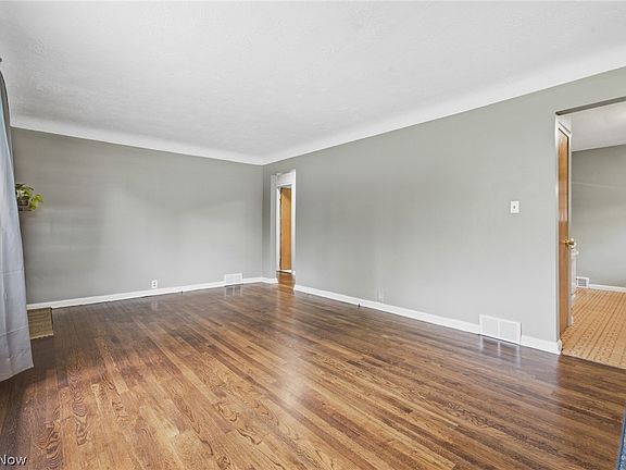 4th image of 320 West St
