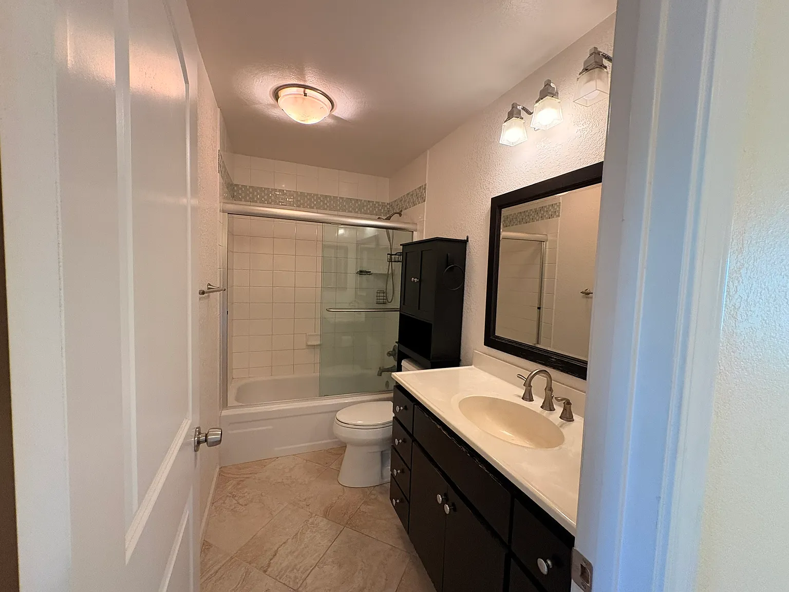 3 bed, 1226 sqft, $3,200 — Photo 3