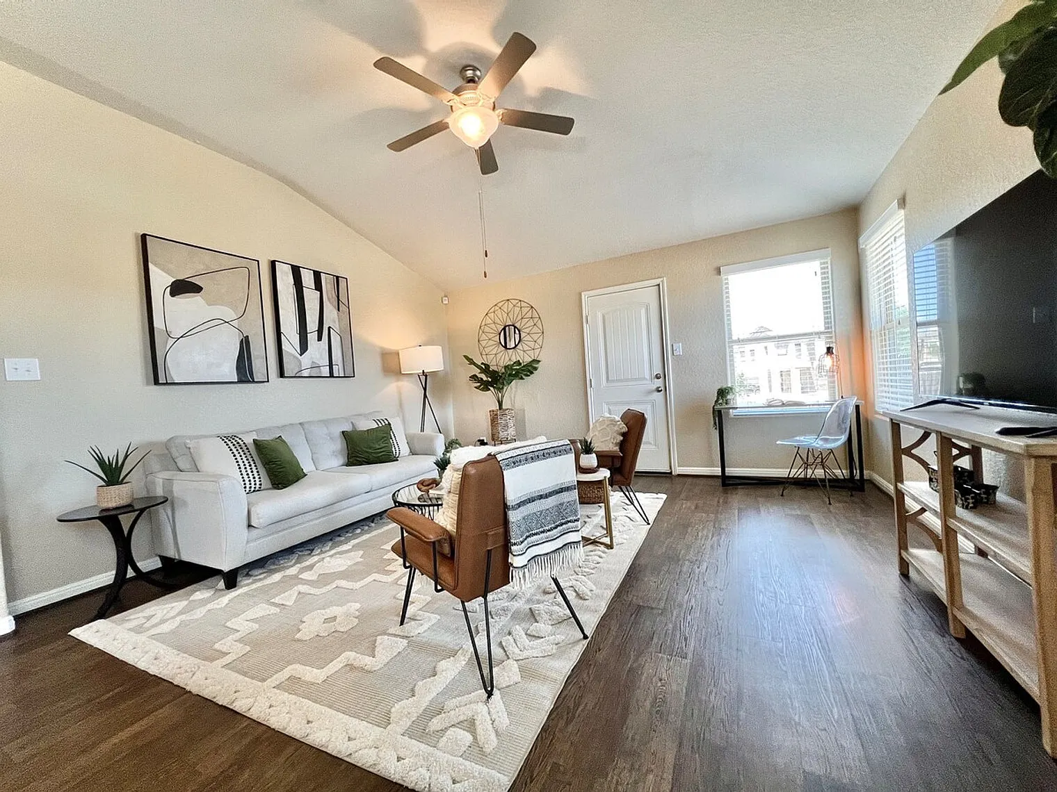 4 bed, 2.0 bath, $4,541 — Photo 4