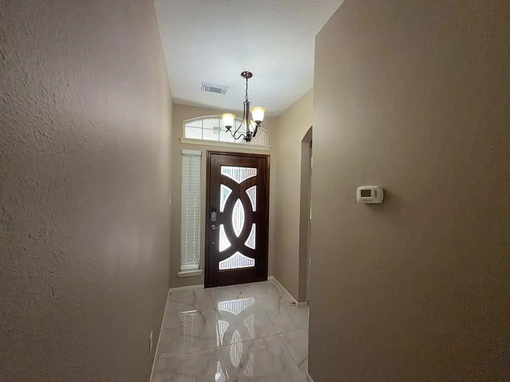 3 bed, 2.0 bath, 1584 sqft, $1,950 — Photo 3