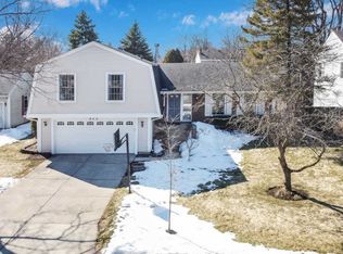402 Elm Tree Ln, Vernon Hills, IL 60061