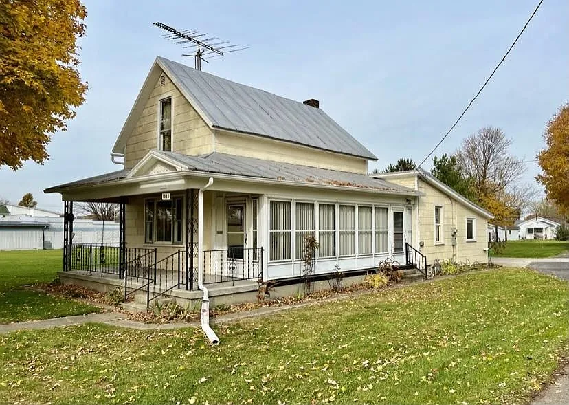 1320 W Oak St photo 1