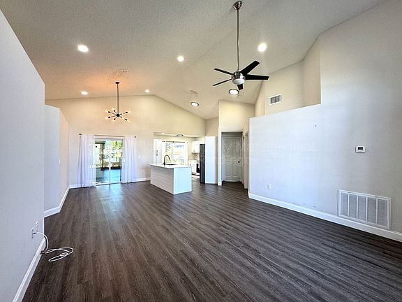 3rd image of 402 Lark Ct