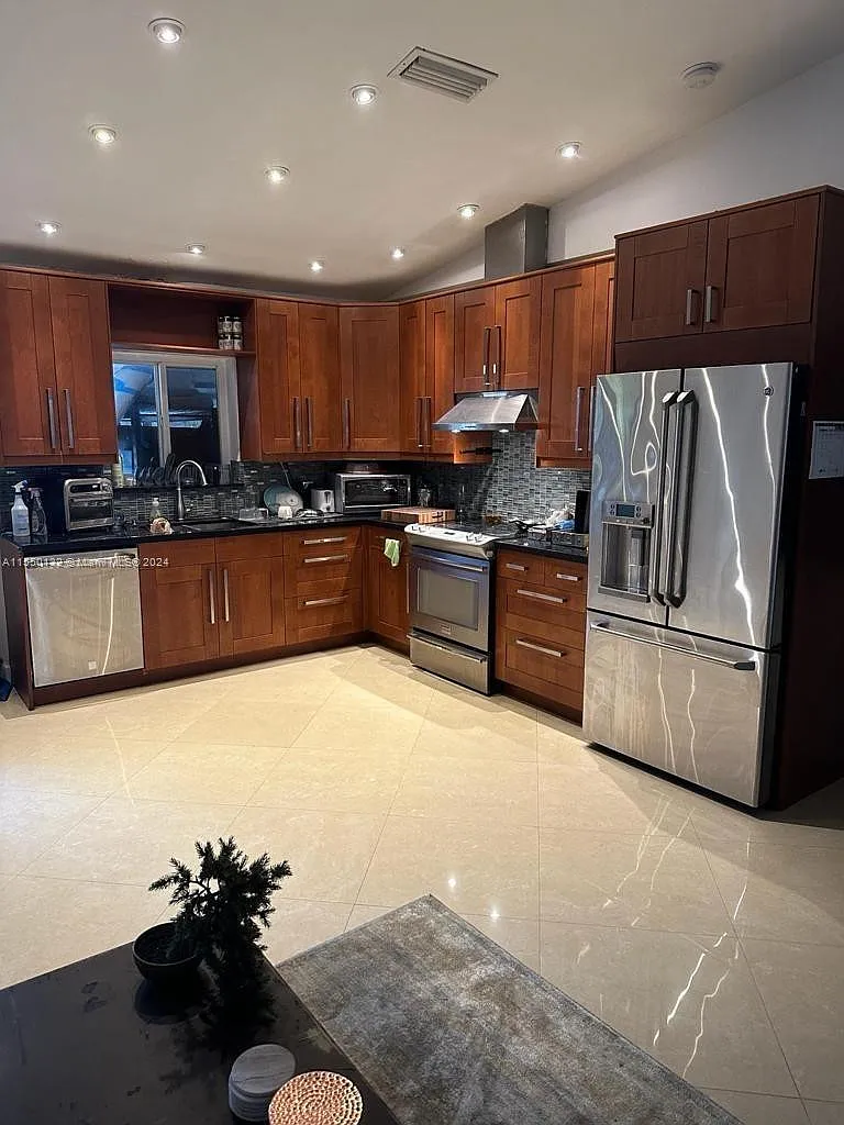 3 bed, 2.0 bath, 1140 sqft, $3,300 — Photo 4