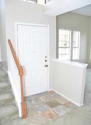 3rd image of 619 Hawthorn Ln