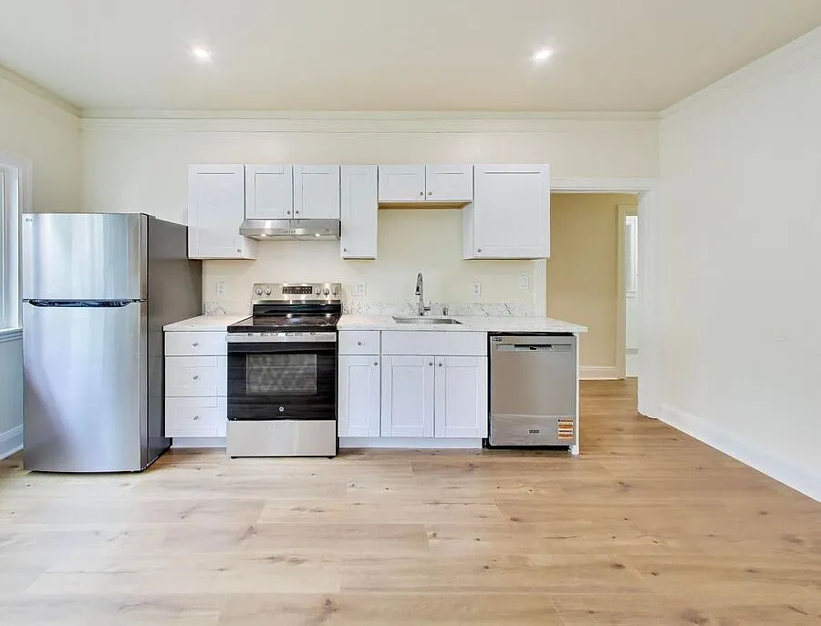 Spacious 3BR Apartment with Open Layout | Prime Berkeley Location — Photo 2