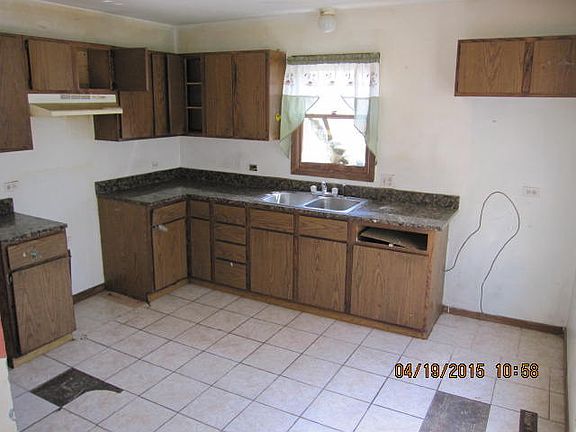 3rd image of 106 E Willow Dr