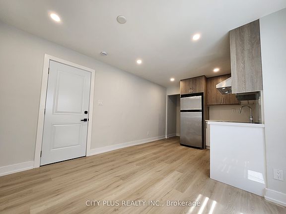4th image of 3547 Bathurst St #2
