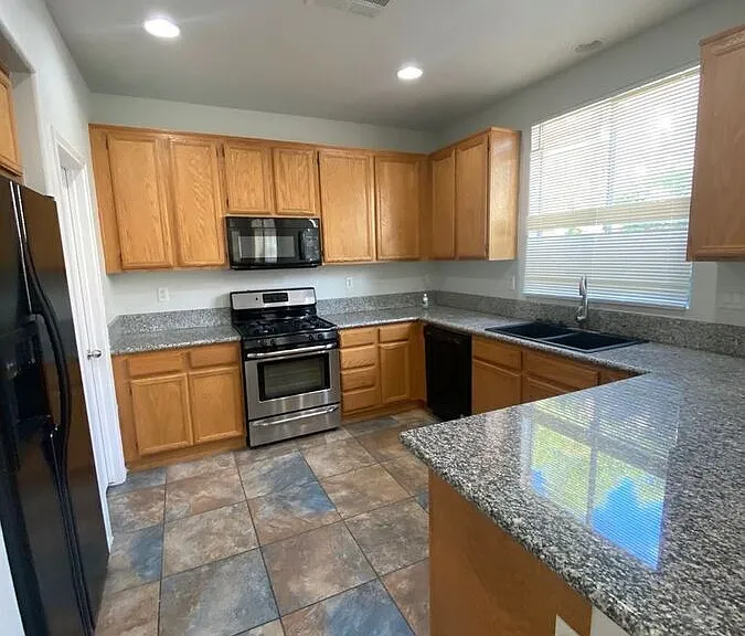 1922 Silver Crest Ct — Photo 6