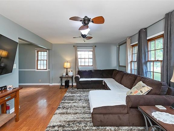 4th image of 2245 Redfern Dr