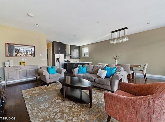 4th image of 3242 N Milwaukee Ave Unit 2