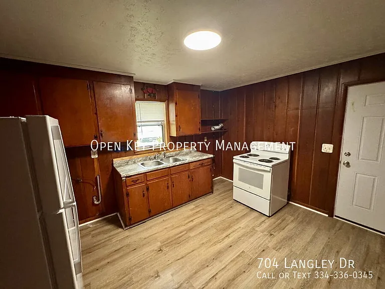 704 Langley Dr — Photo 4
