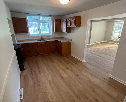 3rd image of 4459 Silverdale Rd