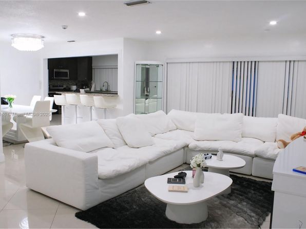 8457 Sheraton Dr