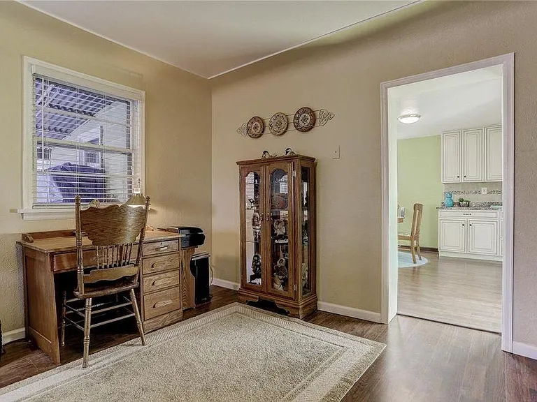 810 E Geneseo St — Photo 4
