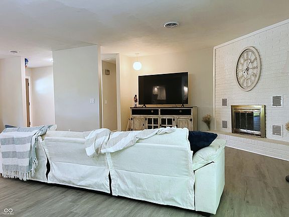 4th image of 556 N Villa Dr