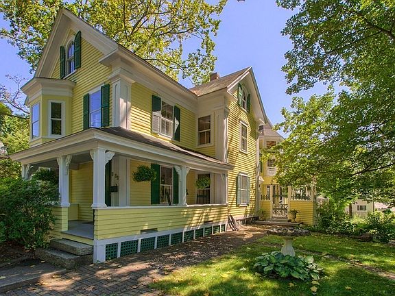4th image of 303 Blossom St