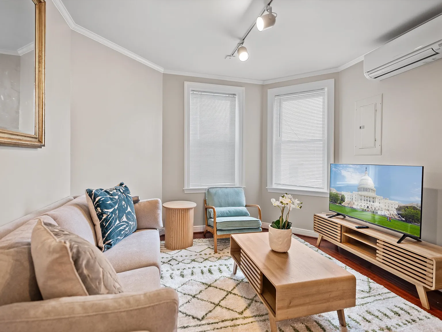 1 bed, 700 sqft, $3,840 — Photo 2