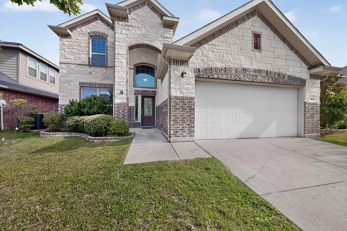 4 bed, 3.5 bath, 2704 sqft, $2,998 — Photo 1