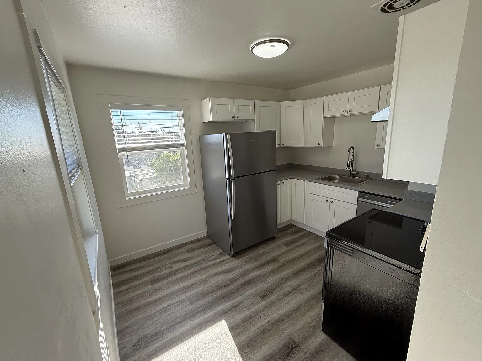 Webster - 1221 — Photo 2