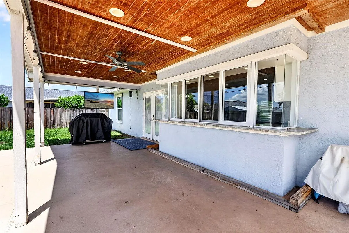3 bed, 2.0 bath, 1320 sqft, $3,000 — Photo 3