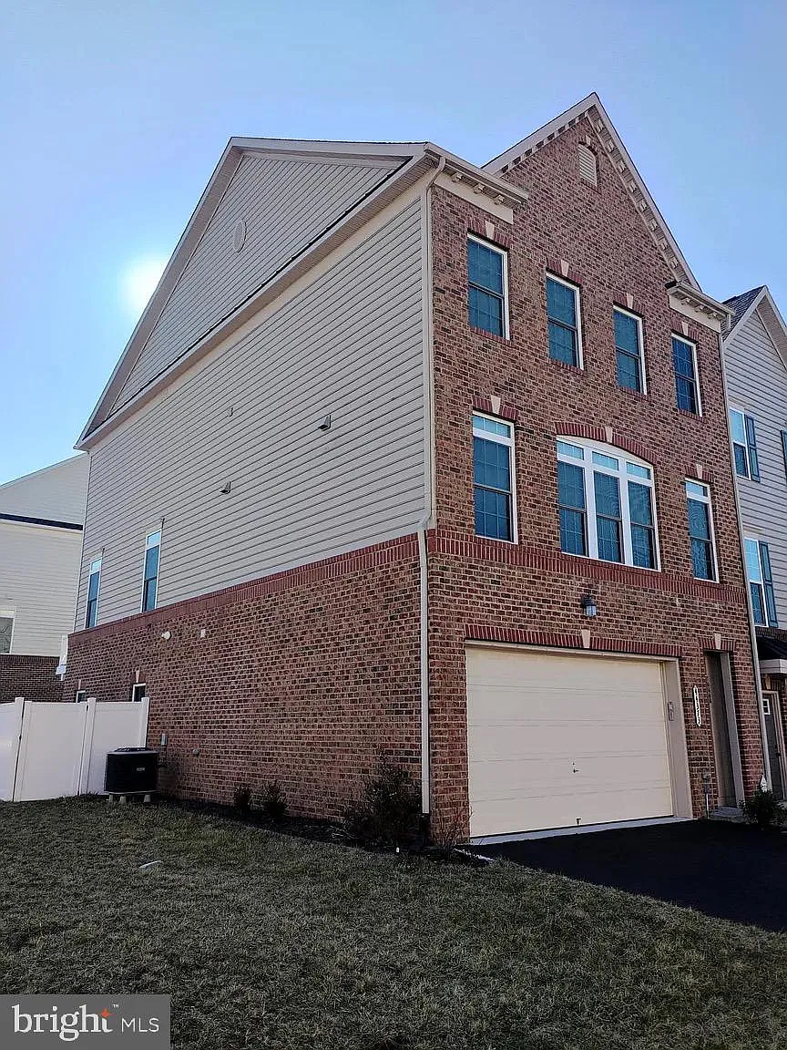 4 bed, 3.5 bath, 3201 sqft, $3,795 — Photo 4