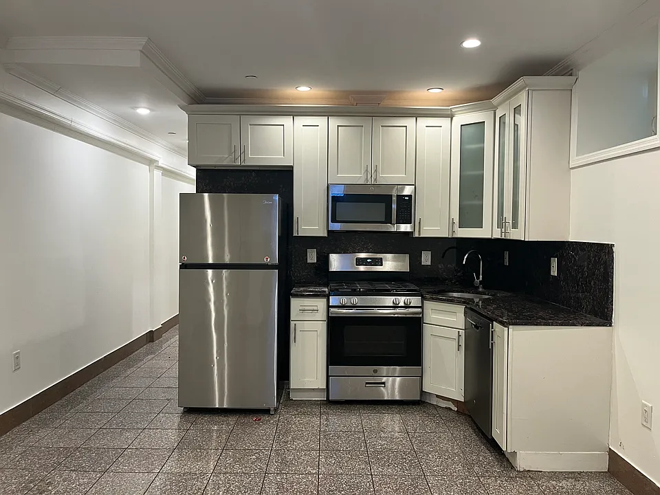 377 Danforth Ave #B9