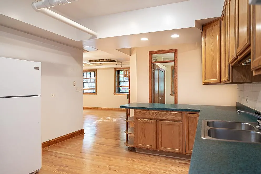 3 bed, 1380 sqft, $2,975 — Photo 2