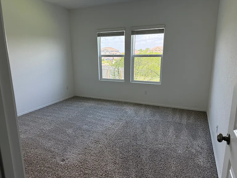 913 Bluewood Bnd — Photo 9
