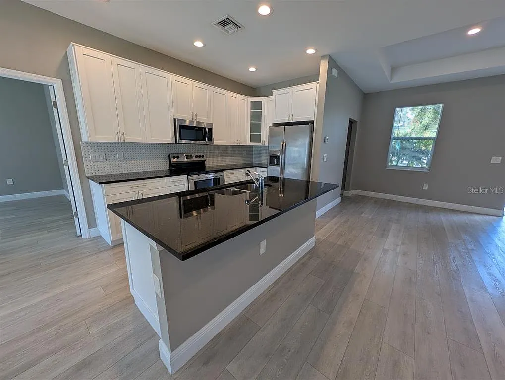 3 bed, 2.0 bath, 1516 sqft, $1,995 — Photo 2