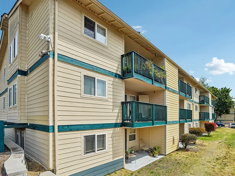 Sunset Highlands Apartments — Photo 53