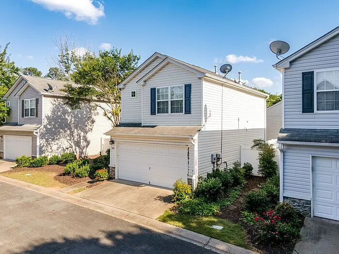 641 W Oaks Dr — Photo 3