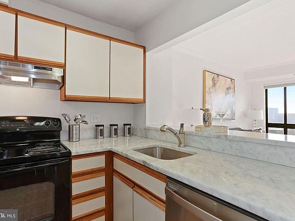 4th image of 900 Stafford St #1901