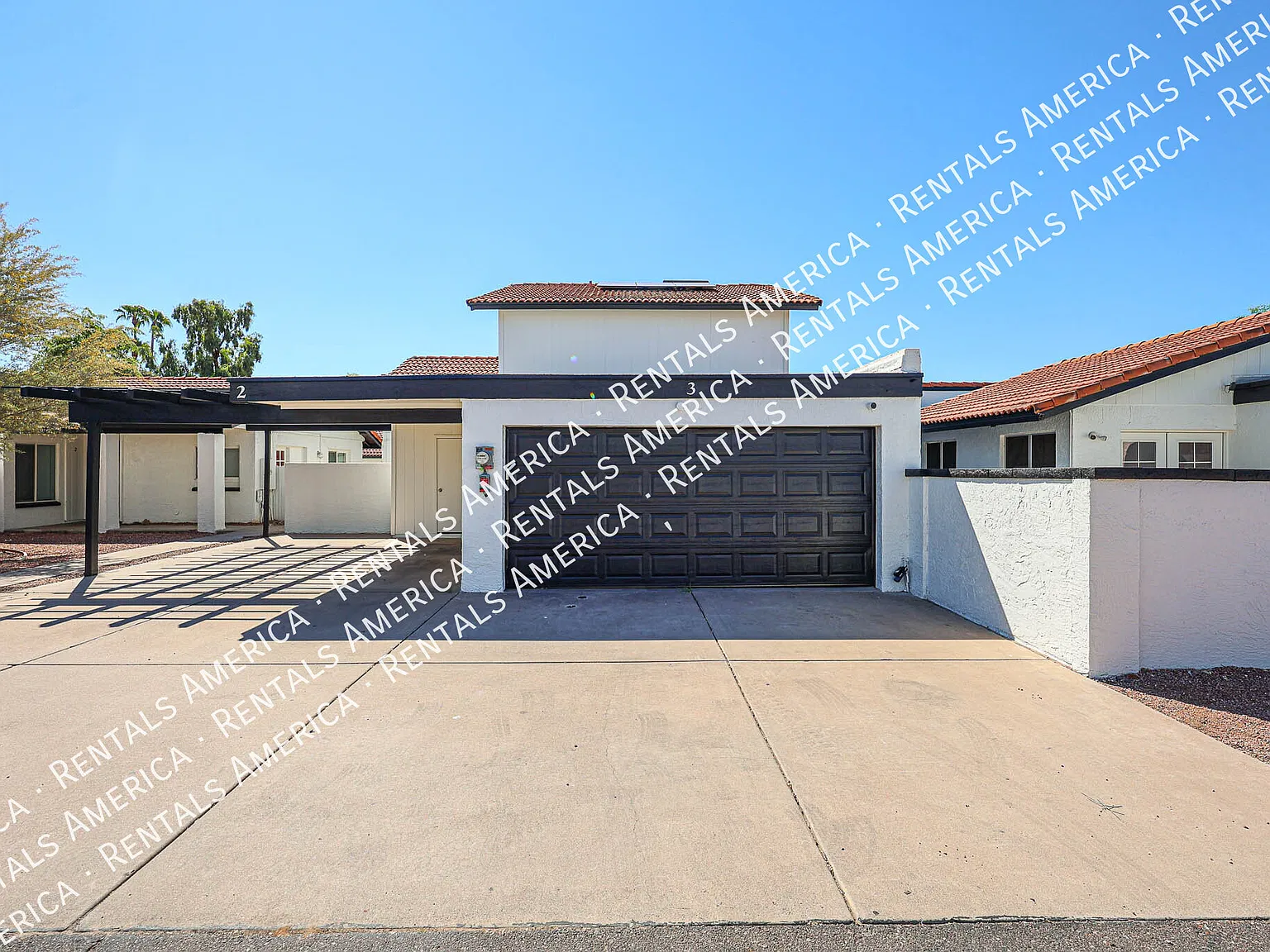 Spacious 4-Bedroom Townhome 2-Car Garage, Solar system, & Community Am — Photo 2