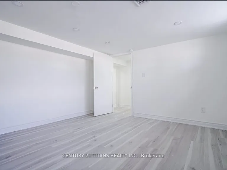 114 Benjamin Blvd #BASEMENT — Photo 20