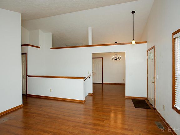 2669 hickory nut lane-105