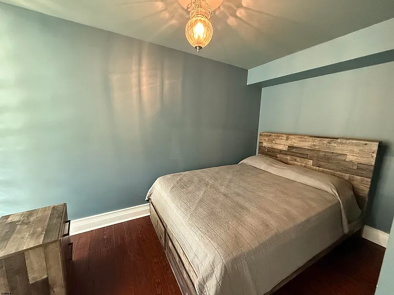 119 S Sacramento Ave — Photo 11