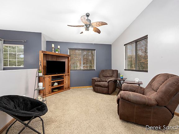 3rd image of 10922 Debbie Dr