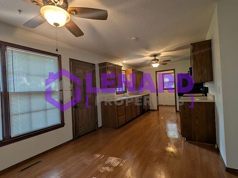 2111 S Western Ave — Photo 6